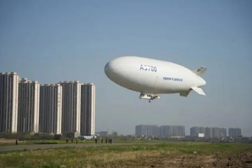 由航空工业自主研制的“祥云”AS700民用载人飞艇从湖北荆门漳河机场腾空.png