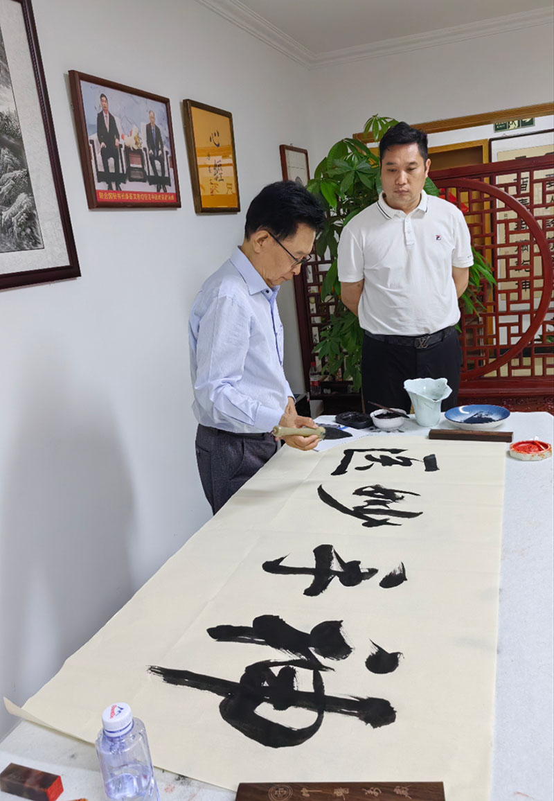 2曾被中央宣传部秘书长官景辉亲笔题词“神手妙医.jpg